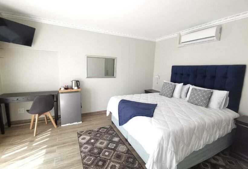 פנסיון Lucolo Palace B&b   East London