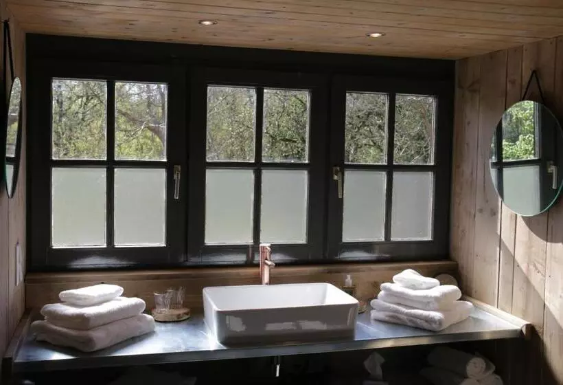 تختخواب و صبحانه Inn The Woods   Private Stay