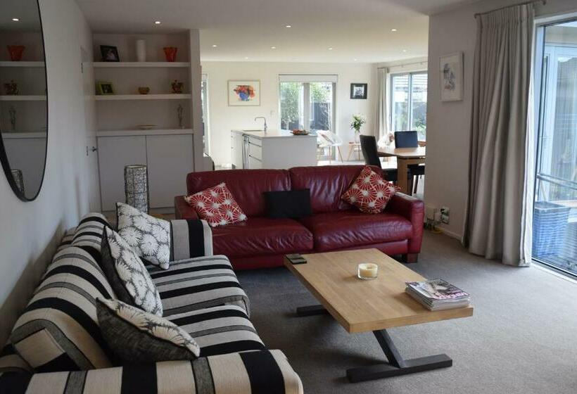 Bed & Breakfast In The Heart Of Fendalton