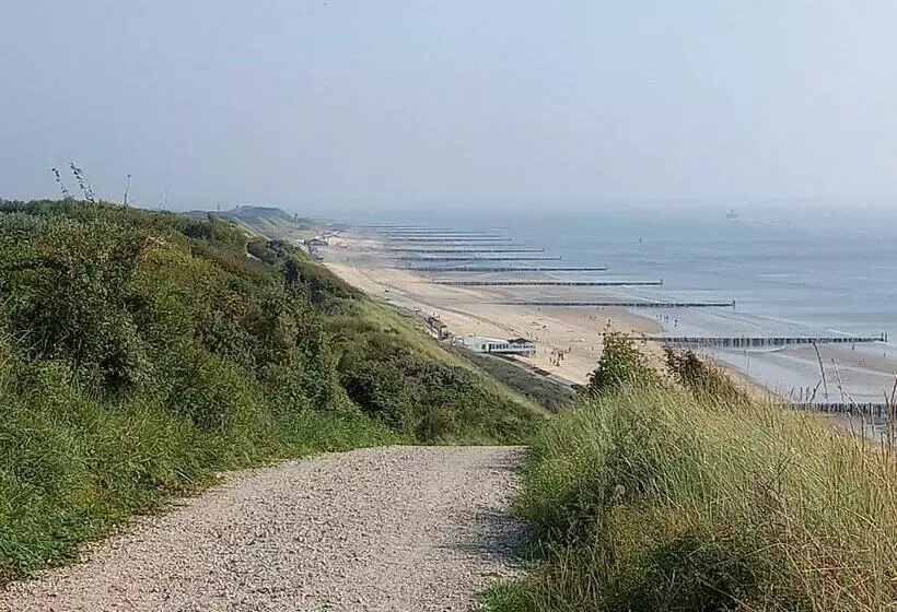 تختخواب و صبحانه Room By The Sea