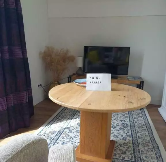 تختخواب و صبحانه Room By The Sea