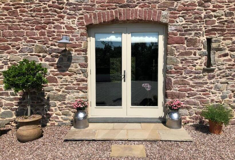 مبيت وإفطار Dan Y Graig Barn, Carmarthen