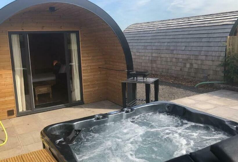 בית מלון כפרי Superior Glamping Pod With Hot Tub