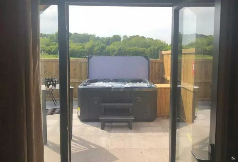 Hotelli Superior Glamping Pod With Hot Tub