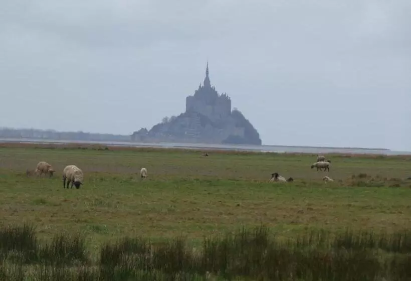 Aamiaismajoitus (B&B) Chambre Familiale Proche Mont St Michel