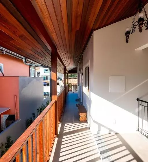 ペンション Banzai Brava Suítes