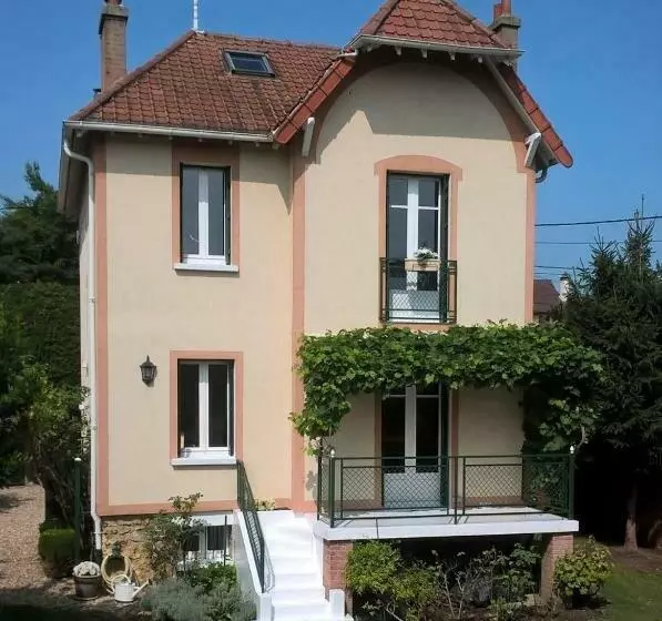 Aamiaismajoitus (B&B) La Villa Des Chats