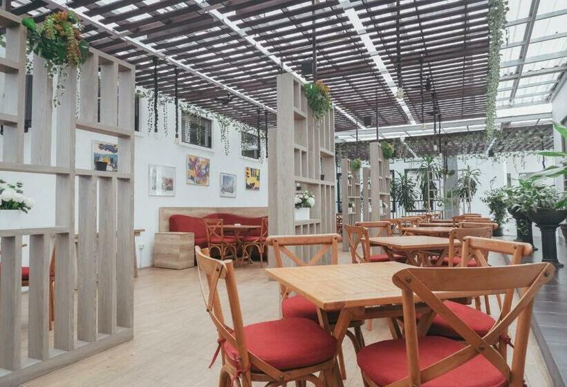 Hotel The Radiant Center