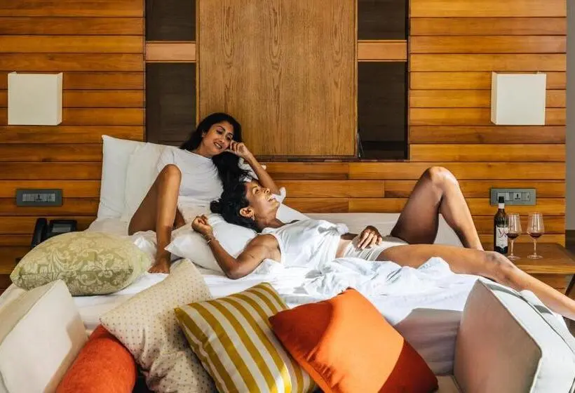 هتل Cinnamon Hakuraa Huraa Maldives  - All Inclusive - Adults Only