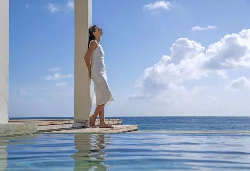 호텔 Naladhu Private Island Maldives