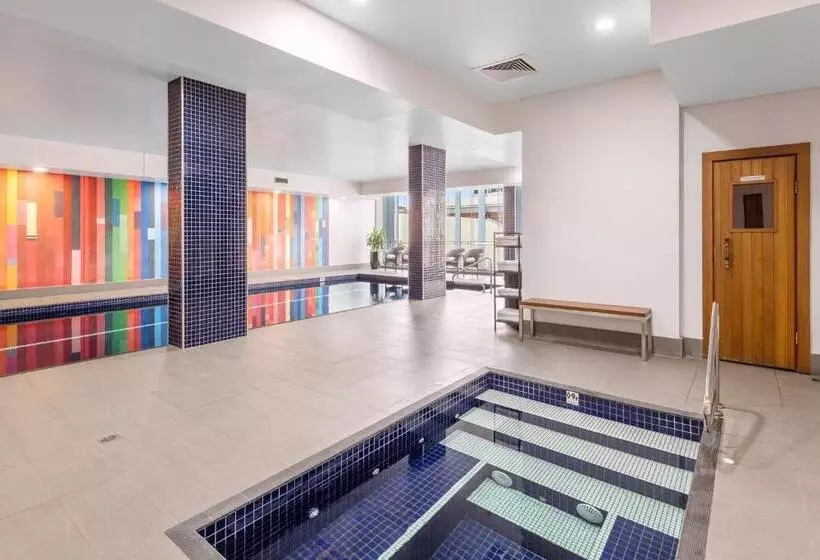 Meriton Suites Campbell Street, Sydney