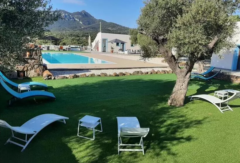 ホテル Borgo Rurale Cares