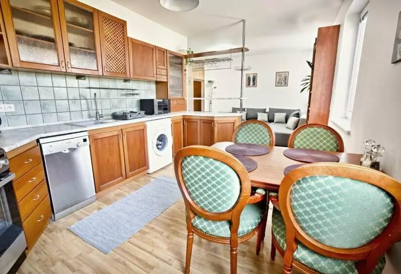 هتل Apartman Hugo