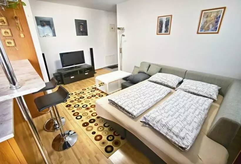 هتل Apartman Hugo