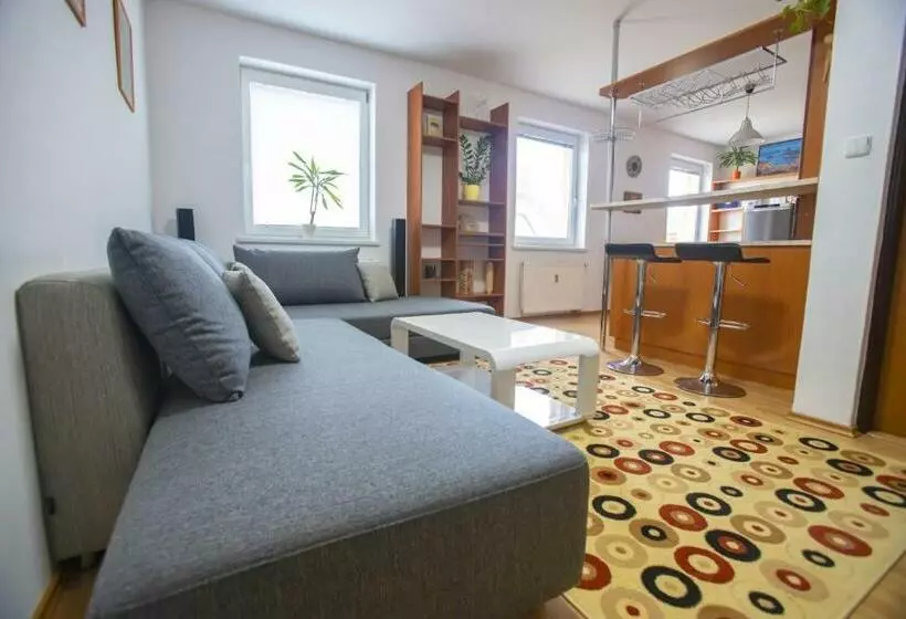 هتل Apartman Hugo