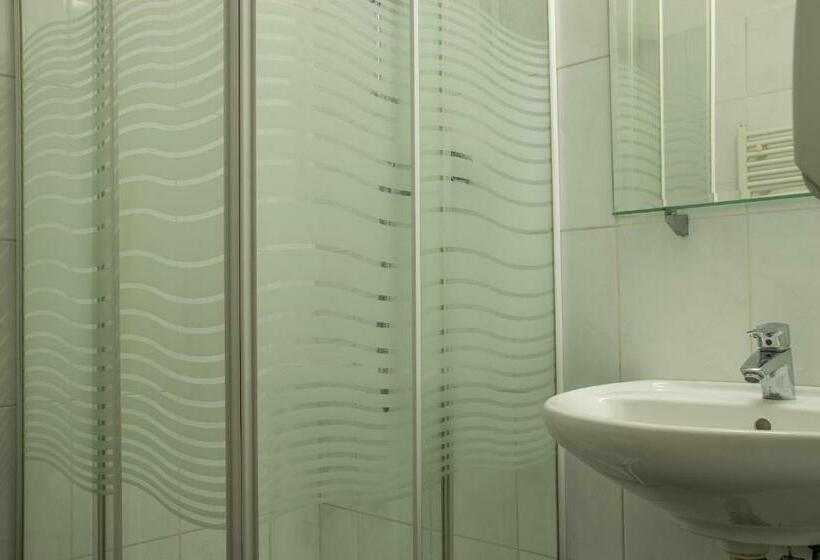 Пансион Decent Pipera