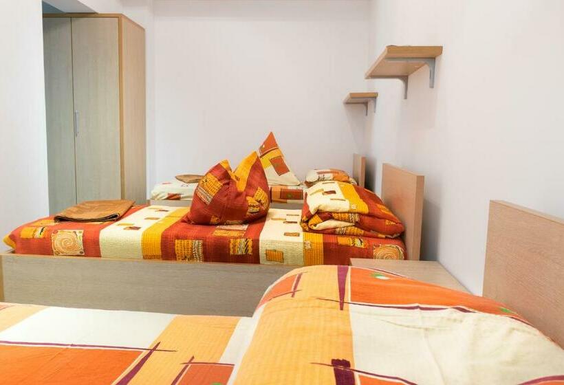 Пансион Decent Pipera