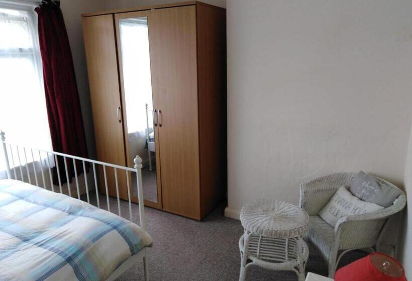 פנסיון Room Only Guest Accommodation, Guest House