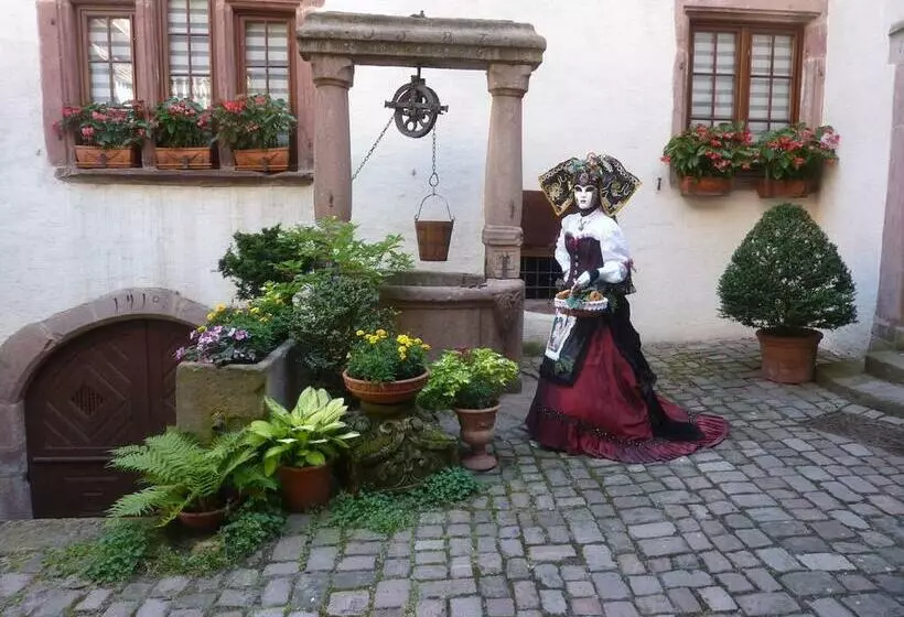 Aamiaismajoitus (B&B) Adrihof à Riquewihr, Cour De L Abbaye D Autrey