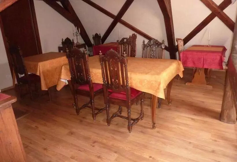 Aamiaismajoitus (B&B) Adrihof à Riquewihr, Cour De L Abbaye D Autrey