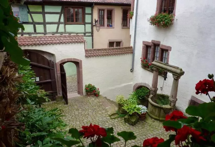 Aamiaismajoitus (B&B) Adrihof à Riquewihr, Cour De L Abbaye D Autrey