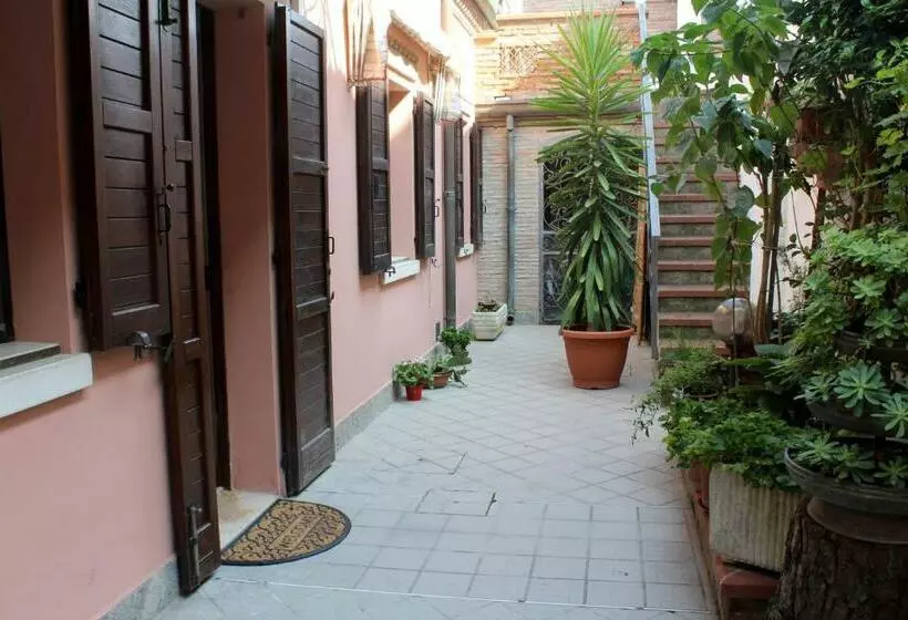 تختخواب و صبحانه Porta Del Carmine