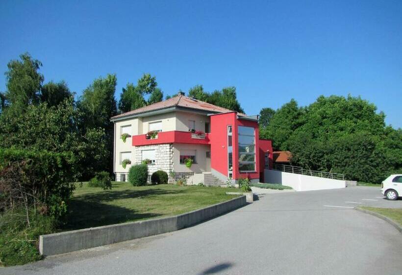 تختخواب و صبحانه Pod Orehi