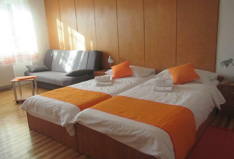 تختخواب و صبحانه Pod Orehi