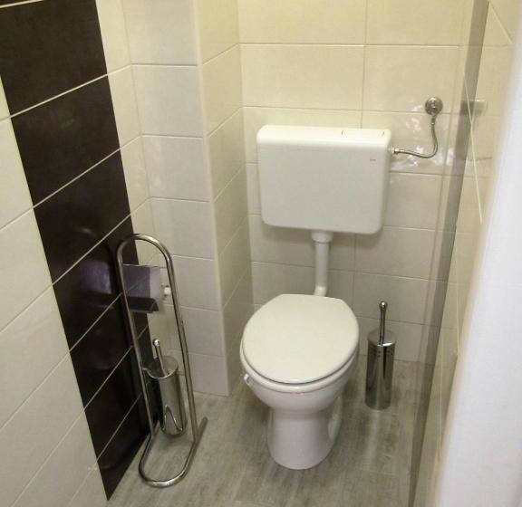 تختخواب و صبحانه Pod Orehi