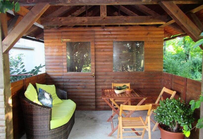 تختخواب و صبحانه Pod Orehi