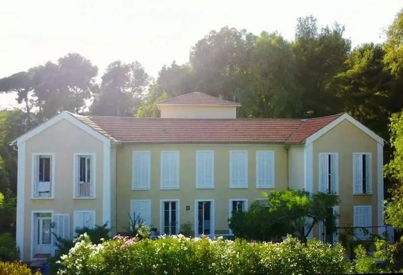 تختخواب و صبحانه Villa Les Lys