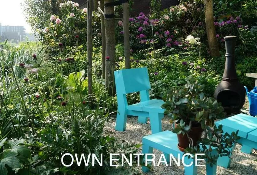 ベッドアンドブレックファースト Room With A Few