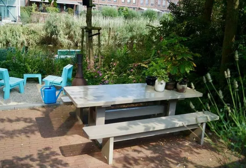 ベッドアンドブレックファースト Room With A Few