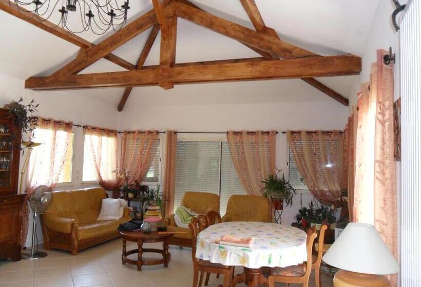 مبيت وإفطار Aux Cadollines