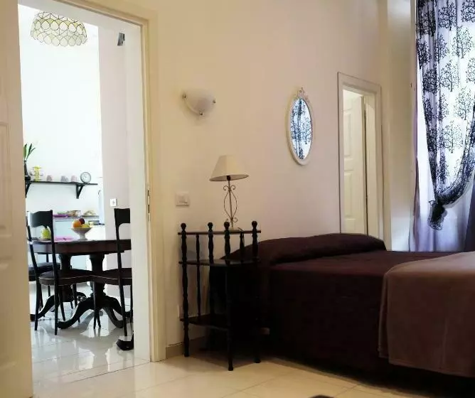 تختخواب و صبحانه Flora Rooms