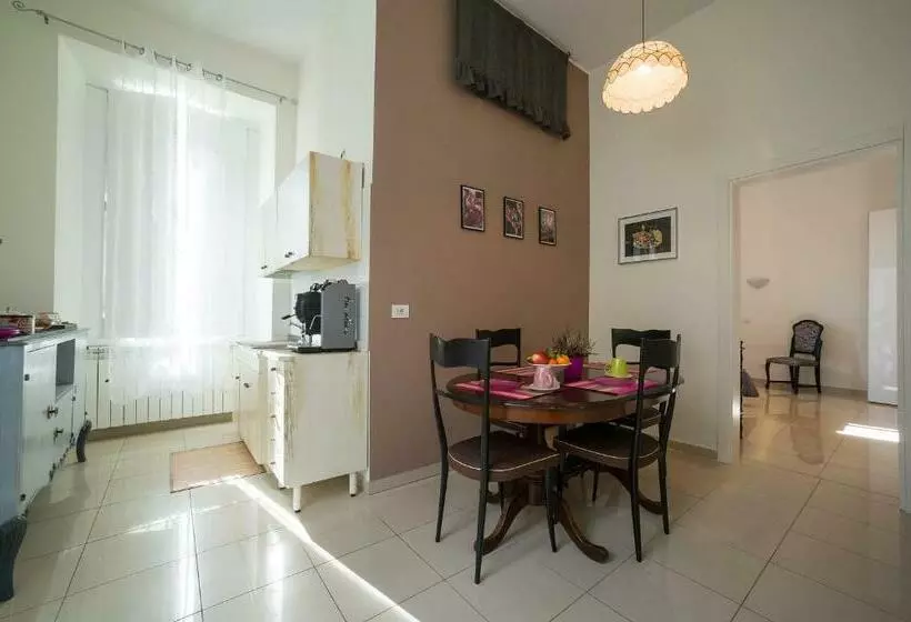 تختخواب و صبحانه Flora Rooms