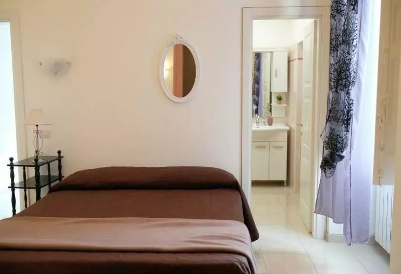 تختخواب و صبحانه Flora Rooms