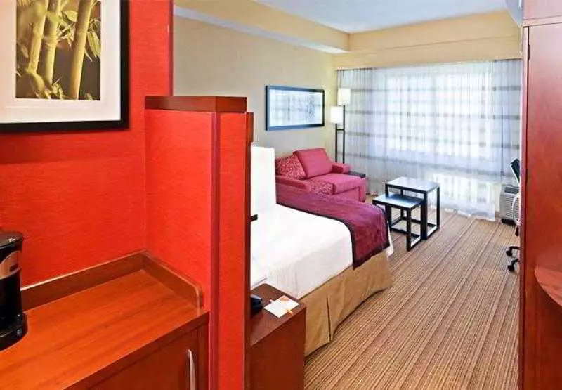 Отель Courtyard By Marriott Tulsa Woodland Hills