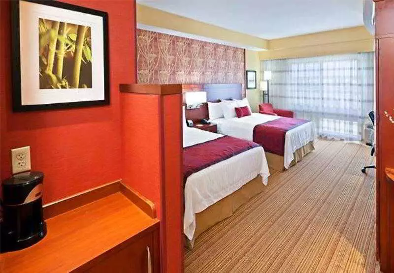 Отель Courtyard By Marriott Tulsa Woodland Hills