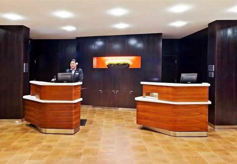 Отель Courtyard By Marriott Tulsa Woodland Hills