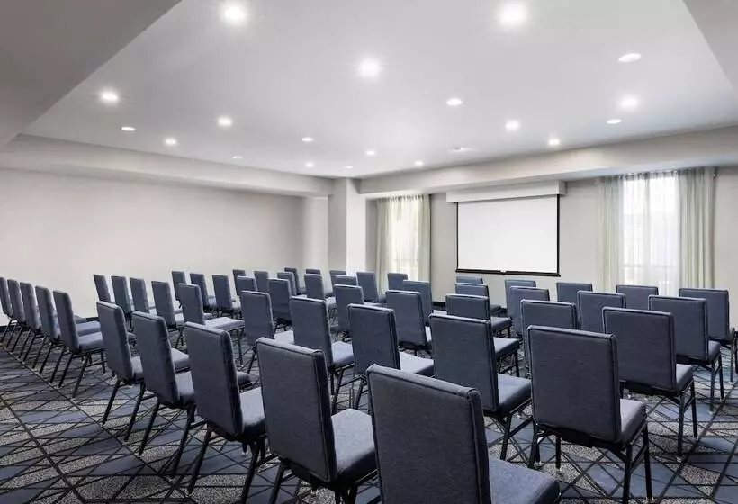 ホテル Courtyard By Marriott Las Vegas Stadium Area