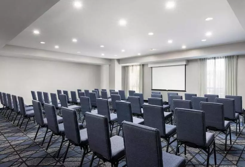 ホテル Courtyard By Marriott Las Vegas Stadium Area