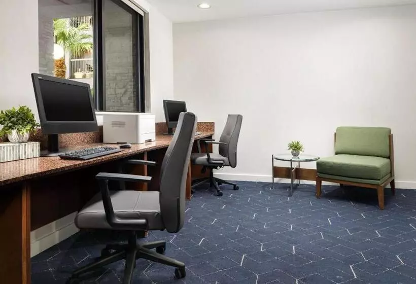 ホテル Courtyard By Marriott Las Vegas Stadium Area
