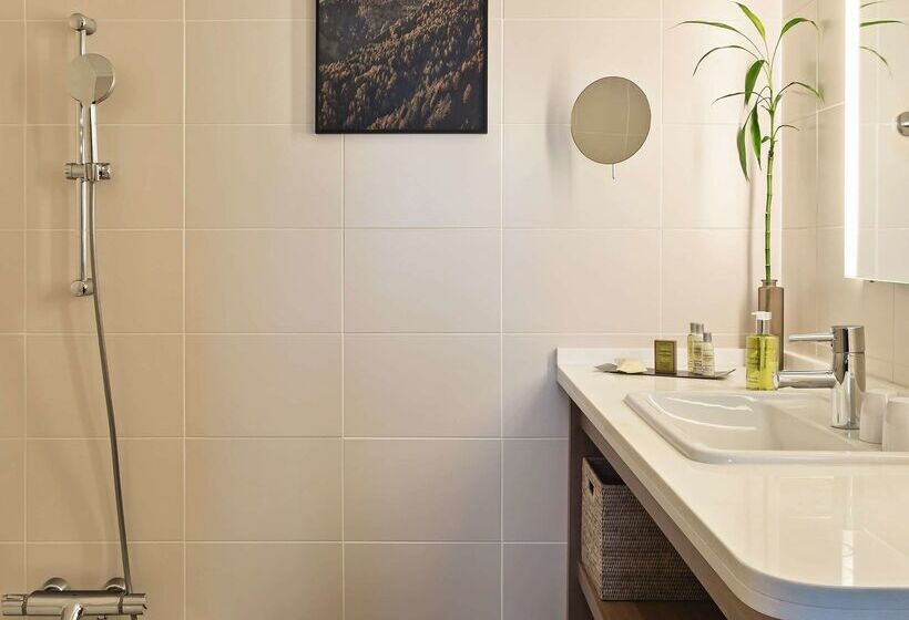 Отель Doubletree By Hilton Lyon Eurexpo & Spa