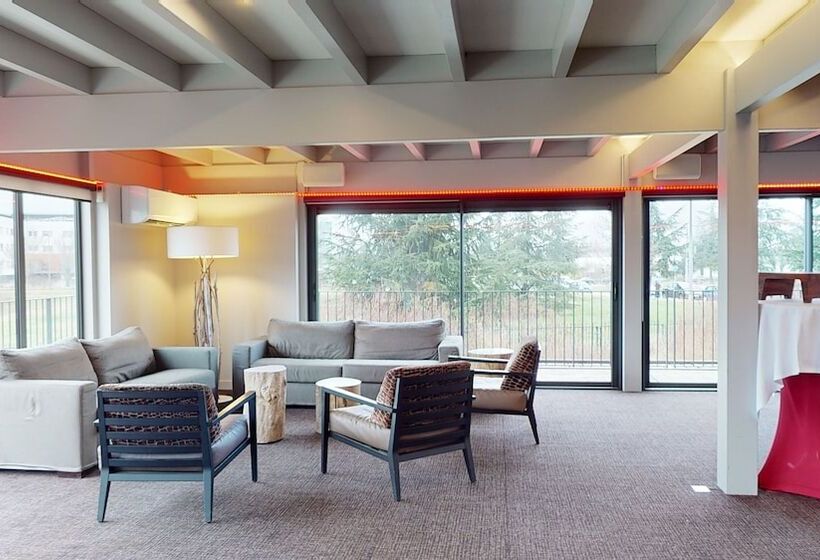 Отель Doubletree By Hilton Lyon Eurexpo & Spa