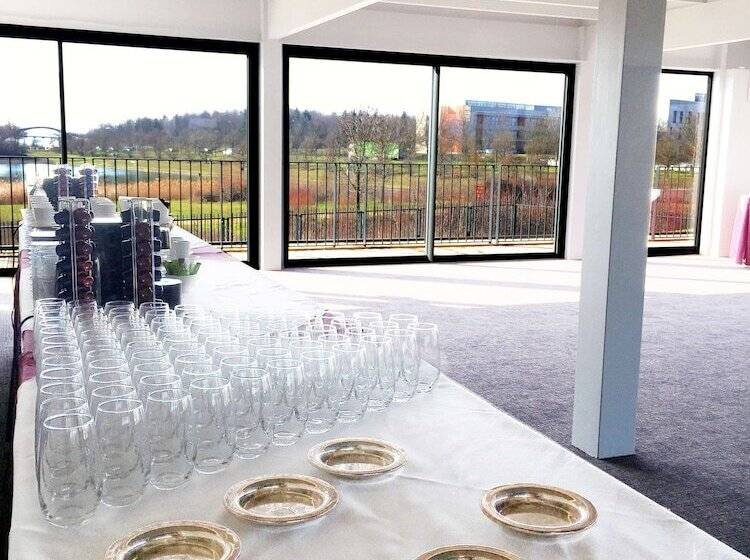 Отель Doubletree By Hilton Lyon Eurexpo & Spa