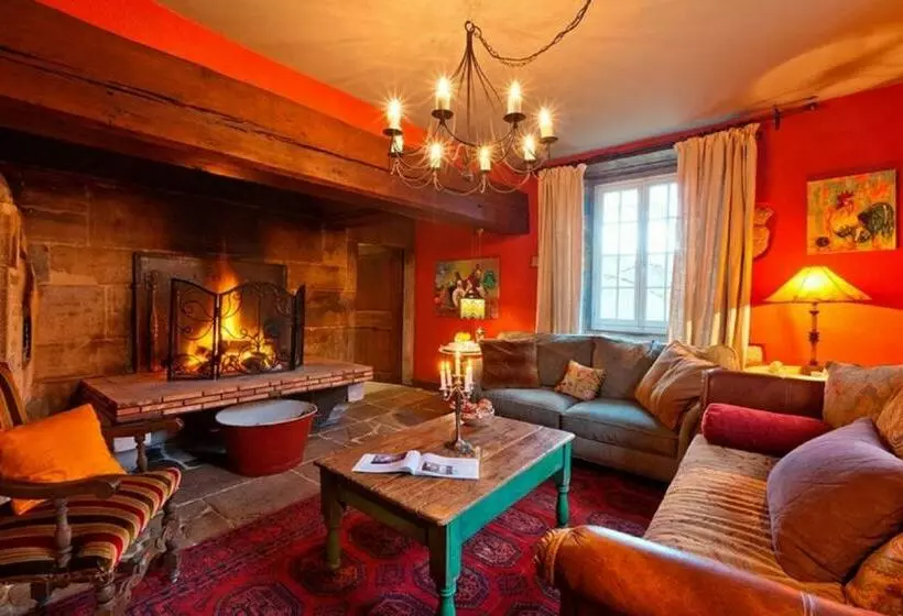 Majatalo A L Ombre Du Château