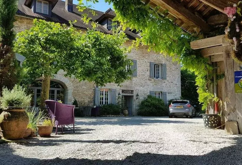 Majatalo A L Ombre Du Château