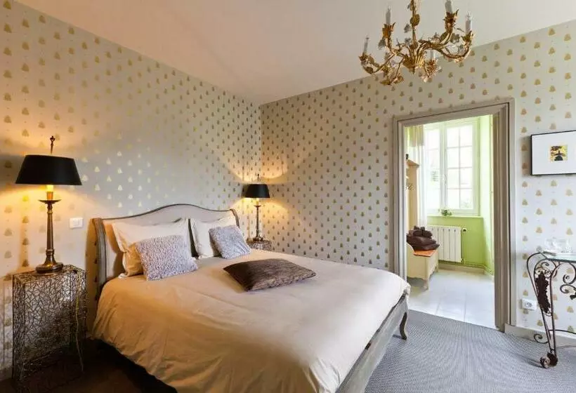 Majatalo A L Ombre Du Château