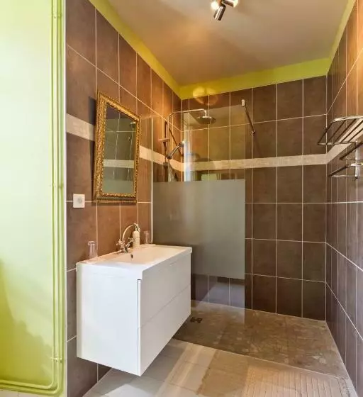 Majatalo A L Ombre Du Château